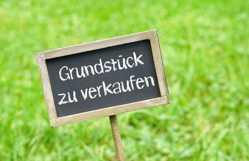 Schild mit Hinweis auf Grundstücksverkauf