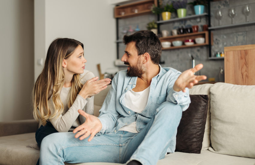 Paar unterhält sich auf der Couch über das Hausbauen