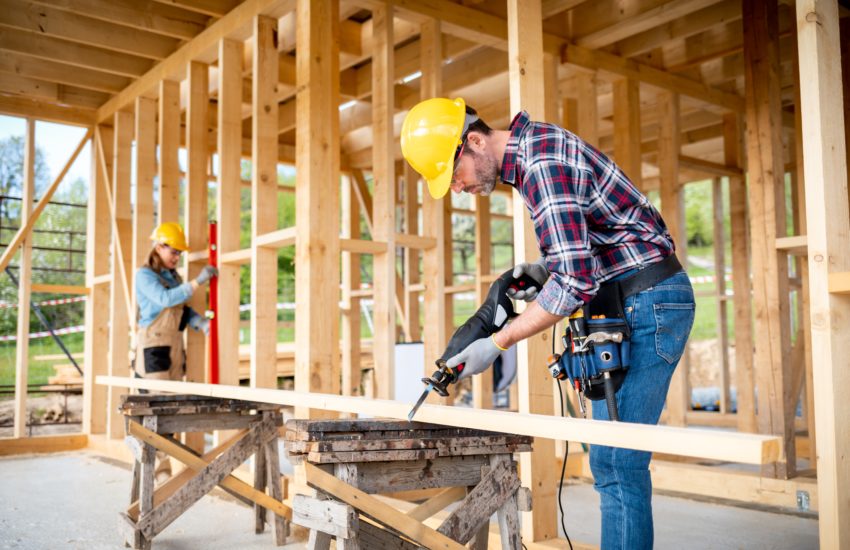 Der Megatrend Nachhaltigkeit: Vermeintlich bemüht sich seit einigen Jahren so ziemlich jede Branche um ein grünes Image. Doch wie steht der Bau- und Immobiliensektor eigentlich da? Kam das Thema dort schon an? Oder halten sich die großen Bauträger - ähnlich wie bei der Digitalisierung - stillschweigend hinter ihren massiven Betonwänden zurück - in der Hoffnung, das würde schon wieder alles vorbei gehen?